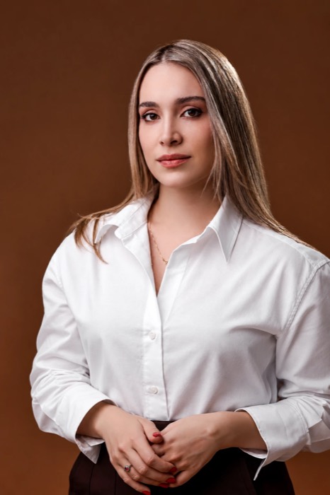 Daniele de Oliveira Lumertz de camisa branca