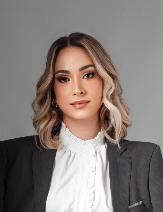 Daniele Lumertz, advogada, de blazer cinza e blusa branca